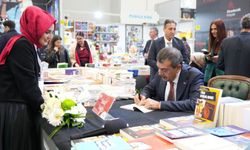 Bakan Tekin Kitap Fuarı'nda kitaplarını imzaladı