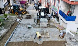 LAÇİN SOKAK’TA YENİLEME ÇALIŞMALARI SÜRÜYOR