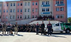 Jandarma ekipleri öğrencilere hayvan sevgisi aşıladı