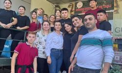 Yaşlıların saç bakımını liseli gençler yaptı