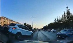 Kazadan dolayı yavaşlayan araca otomobilin arkadan çarpma anı kamerada