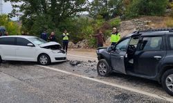 Otomobillerin çarpıştığı kazada 2 kişi yaralandı