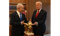 Netanyahu, Trump'a "Altın Güvercin" hediye etti