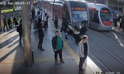 Genç kızı tramvayın altında kalmaktan son anda kurtardı