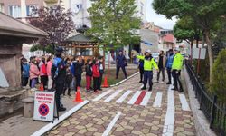 Öğrencilere uygulamalı trafik eğitimi veriliyor