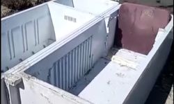 Hurda buzdolaplarından yaptığı kayıkla barajda turluyor