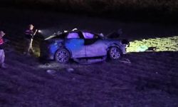 Lastiği patlayan otomobil tarlaya uçtu: 1 ölü, 2 yaralı