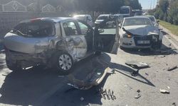 Kontrolden çıkan otomobil iki otomobile çarptı
