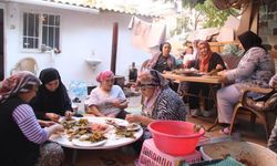 Kadınlar Gazze'ye destek için sarma sarıyor