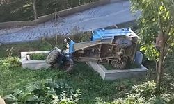 Devrilen patpatın altında kalan sürücü yaralandı