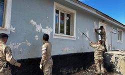 Jandarma ekipleri okulun bakım ve onarımını yaptı
