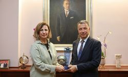 Başkan Ünlüce'ye 'Yılın Büyükşehir Belediye Başkanı' ödülü