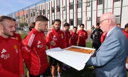 Başkan Kazım Kurt’tan Eskişehirspor’a tatlı ziyaret