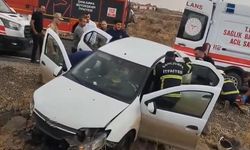 Otomobil kayalıklara çarptı: 3 yaralı