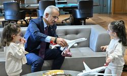 Uçak görünce mutlu olan Erva ve Zümra hayallerine kavuştu