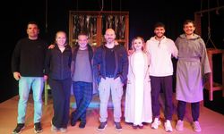 “İki Kişilik Hezeyan” tiyatroseverlerle buluştu