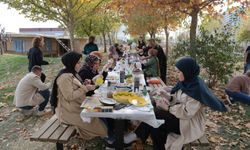 Kadınlar atölyede atıkları dönüştürüyor