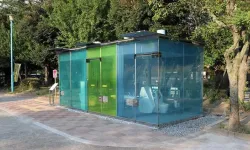 Tuvaletten Çıktı, Karşısında Görünce Dehşete Düştü