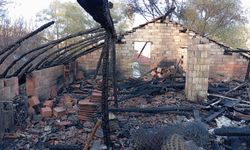2 ev yangında kül oldu