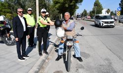 Dörtyol’da polis ekipleri, motosiklet sürücülerine kask dağıttı