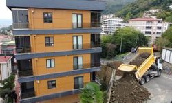 Kayma ve eğilme olan binada yıkım hazırlıkları başladı