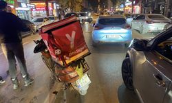 Motosiklet önce yayaya, sonra otomobile çarptı: 2 yaralı