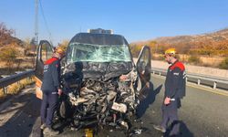 Minibüs ile kamyon çarpıştı: 1 yaralı
