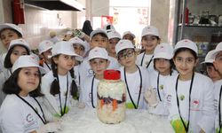 Minikler turşu kurup tarhana paketledi