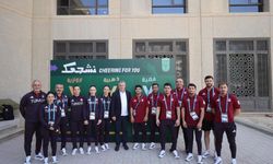 Bakan Bak, Suudi Arabistan’da milli sporcularla bir arada