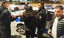 Anne ve baba kızlarını taksi durağına kilitledi