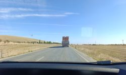 Tuğla taşıyan tırın tehlikeli yolculuğu