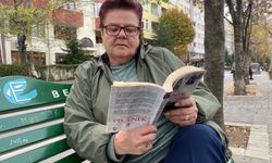 Tek gözü görmeyen 66 yaşındaki kadın her gün 300 sayfa kitap okuyor