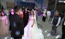Gelin damat düğünü yarıda kesip Ata'sını andı