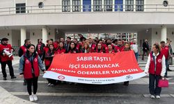 İzmir Büyükşehir önünde işçilerden oturma eylemi