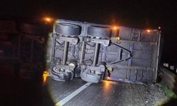 Bilecik'te tır devrildi, yol ulaşıma kapandı