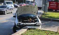 Direksiyon hakimiyeti kaybolan sürücü refüje çarptı