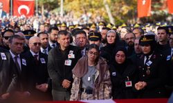 Şehit abisinin üniformasını giydi