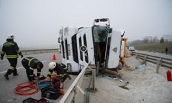 Kum yüklü tır devrildi