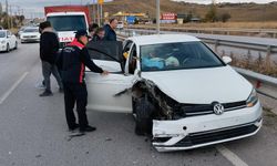 Tırın otomobili sıkıştırdığı kaza anı kamerada