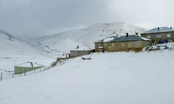 Van Başkale’ye Mevsimin İlk Karı yağdı
