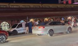 Yolunda ilerleyen araca çarpıp sürücüsünün üzerine yürüdüler