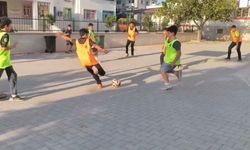 Sokak arasında taş kaleyle transfer duyurusu gülümsetti