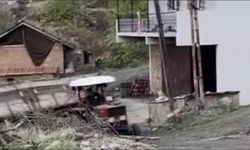 Pancar yüklü traktör römorku devrildi