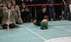 Emekleme yarışında bebeklerden çok aileler yarıştı