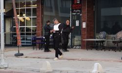 Canına kıymak isteyen kadını polis durdurdu