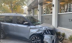 Jeep ve Hafif Ticari Araç Çarpıştı, Ticari Araç Kafenin Duvarına Girdi!