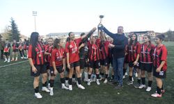 Okul sporlarında genç kızlar kupalarına kavuştu!