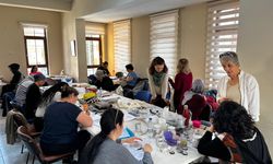 Kadınlar çini sanatıyla kendi hikâyelerini yazıyor