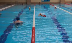 Kadınlar yüzmeyi öğreniyor, korkularını yeniyor