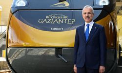 Türkiye’nin ilk yerli elektrikli lokomotifi, milli banliyö tren seti’ni Gaziantep’e ulaştırdı